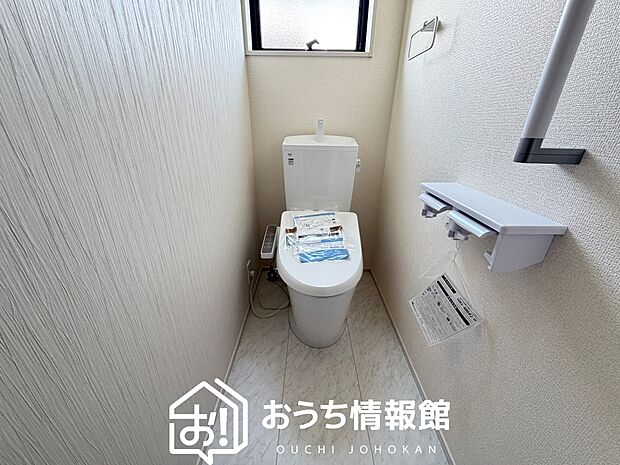 【トイレ】汚れてもサッとひと拭きでお手入れ簡単、エコ仕様の温水洗浄便座付きのトイレです。
バリアフリーにも配慮しています。
