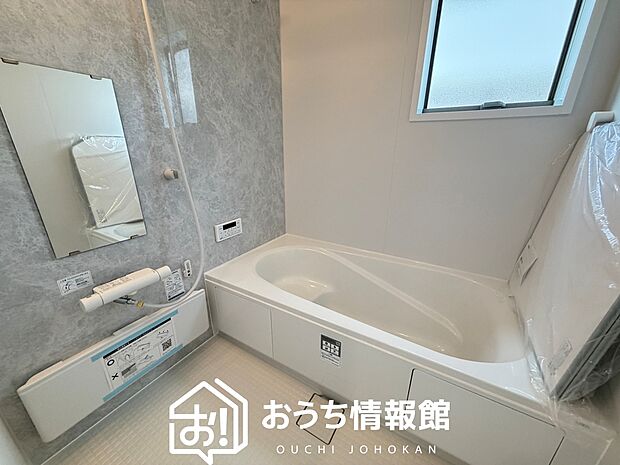 【現地写真(浴室)】浴室暖房乾燥機付き。1坪タイプで広々です。
