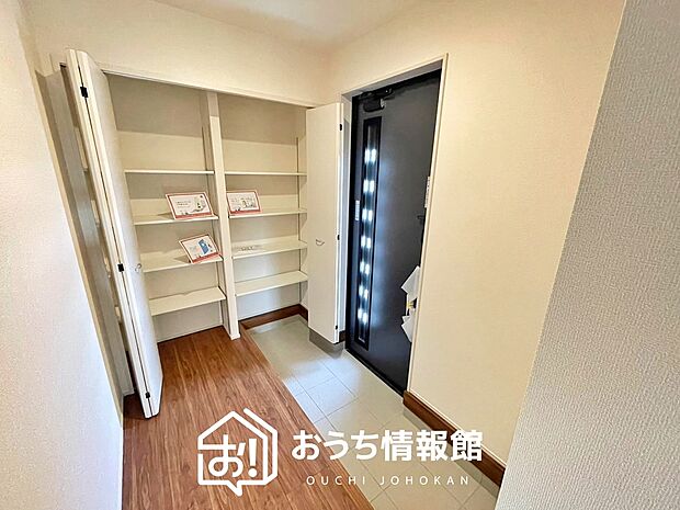 【現地写真(玄関)】玄関には、大型のシューズ収納を設置しています。