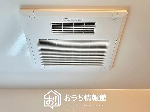 【電気式浴室暖房換気乾燥機】寒い冬場はあたたかく、暑い夏場は扇風機のような心地よさです。
雨の日は、浴室が衣類乾燥スペースになります。