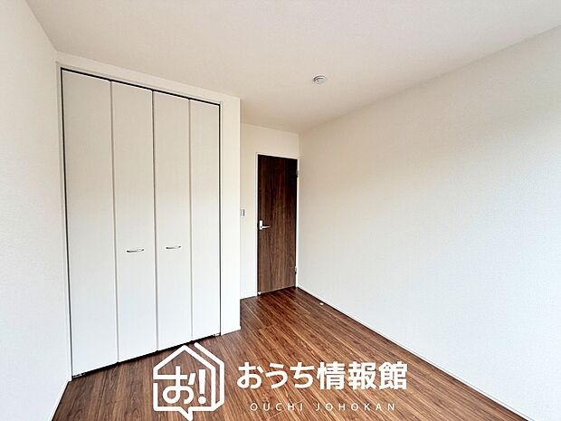 【現地写真（洋室）】木目の美しさを際立たせるシンプルデザインの建具を使用しています。