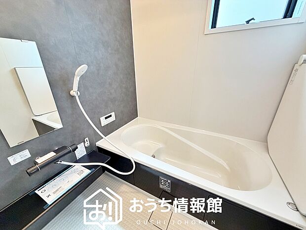 【現地写真（浴室）】浴室暖房乾燥機付き。１坪タイプで広々です。