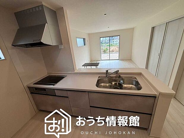 【現地写真(キッチン)】収納たっぷりのシステムキッチン、浄水器付水栓を標準装備しています。