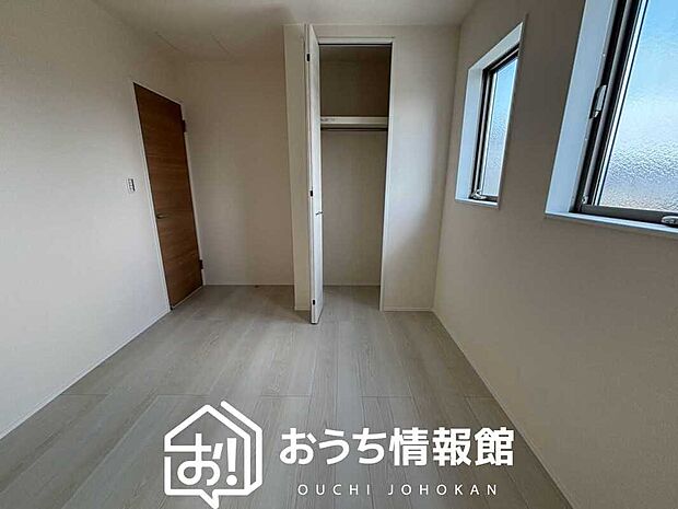 【現地写真(洋室)】木目の美しさを際立たせるシンプルデザインの建具を使用しています。