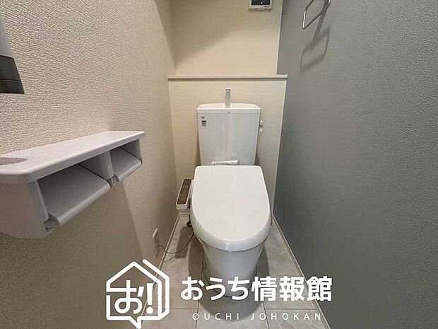 【トイレ】汚れてもサッとひと拭きでお手入れ簡単、エコ仕様の温水洗浄便座付きのトイレです。
バリアフリーにも配慮しています。
