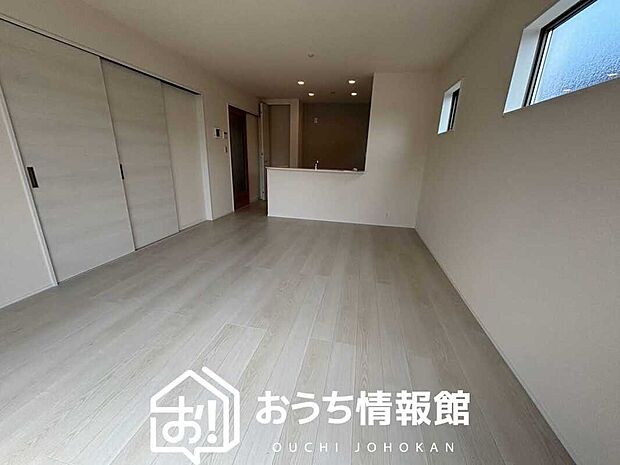 【現地写真(リビング)】フローリング材には、木目、色調など木材特有の風合いがあり、ナチュラルな美しさになっています。