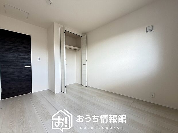 【現地写真(洋室)】木目の美しさを際立たせるシンプルデザインの建具を使用しています。