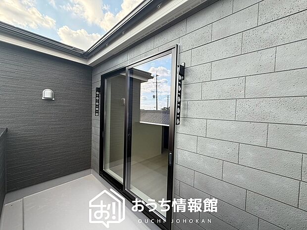 【バルコニー】奥行きが広く、洗濯物をゆったりと干せる十分な広さで、家族の洗濯も捗ります。