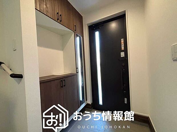 【現地写真(玄関)】玄関には、大型のシューズ収納を設置しています。