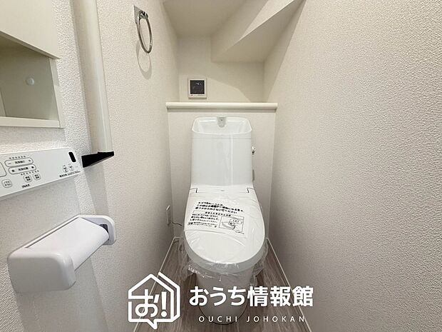 【トイレ】汚れてもサッとひと拭きでお手入れ簡単、エコ仕様の温水洗浄便座付きのトイレです。
バリアフリーにも配慮しています。