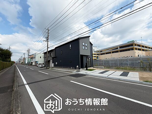 【現地写真(前道含む外観)】軽くて火災に強い屋根材を採用し、地震時の建物への負担や揺れを軽減しています。