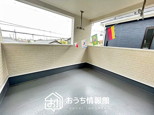 【バルコニー】奥行きが広く、洗濯物をゆったりと干せる十分な広さで、家族の洗濯も捗ります。