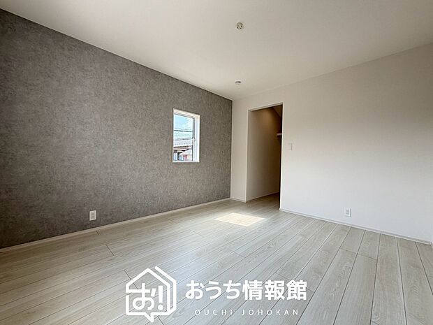 【現地写真(寝室)】木目の美しさを際立たせるシンプルデザインの建具を使用しています。