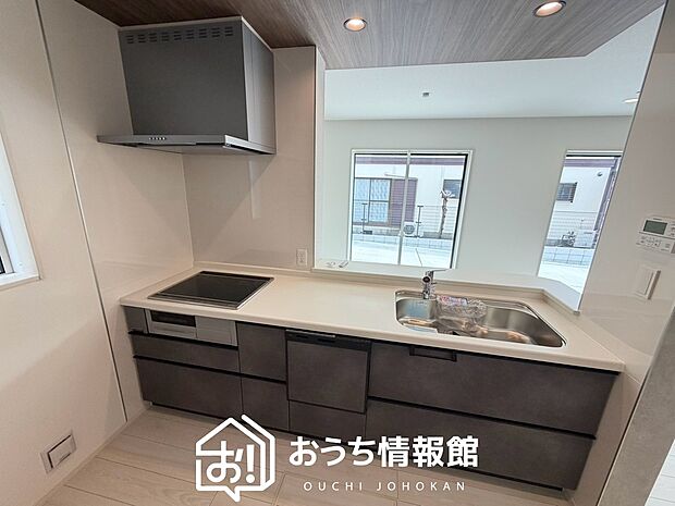 【現地写真(キッチン)】収納たっぷりのシステムキッチン、浄水器付水栓を標準装備しています。