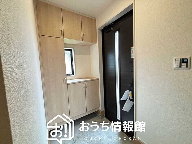【現地写真(玄関)】玄関には、大型のシューズ収納を設置しています。