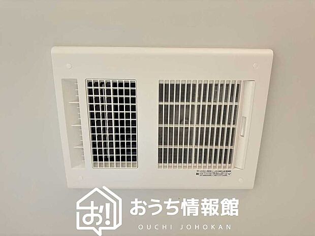 【浴室暖房換気乾燥機】サイドブロー機能で、乾燥効率アップです。
サイドに吹き出しを搭載することにより浴室内を端まで循環する気流ができ、さらに省エネ性能がアップします。