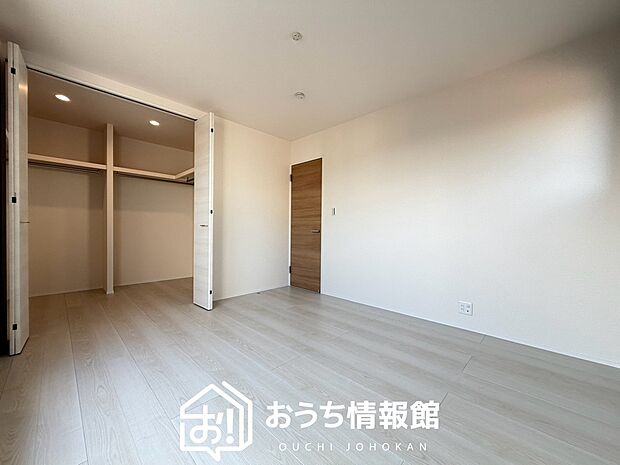 【現地写真(洋室)】木目の美しさを際立たせるシンプルデザインの建具を使用しています。