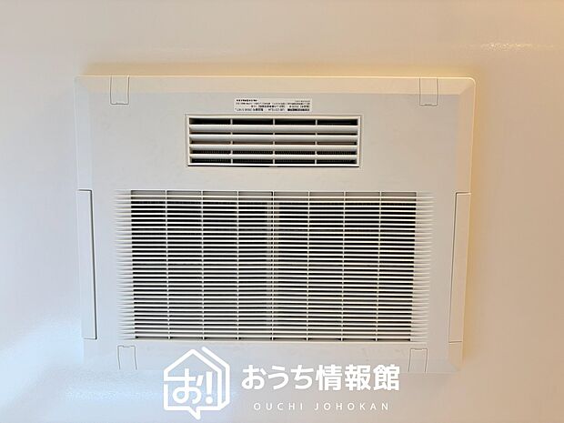 【電気式浴室暖房換気乾燥機】寒い冬場はあたたかく、暑い夏場は扇風機のような心地よさです。
雨の日は、浴室が衣類乾燥スペースになります。