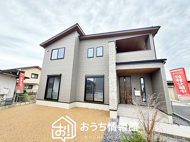 【現地写真(外観)【B号地】】軽くて火災に強い屋根材を採用し、地震時の建物への負担や揺れを軽減しています。