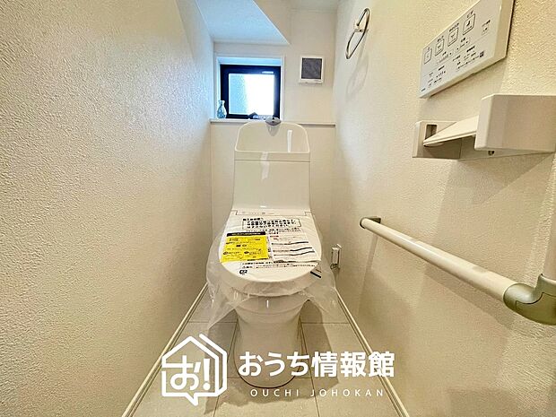 【トイレ】汚れてもサッとひと拭きでお手入れ簡単、エコ仕様の温水洗浄便座付きのトイレです。
バリアフリーにも配慮しています。