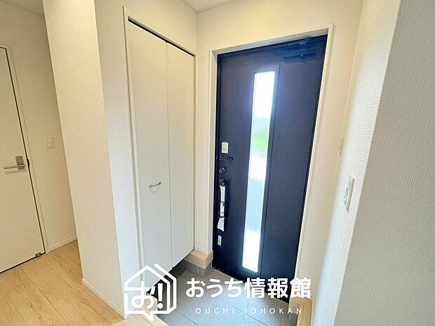 【現地写真（玄関）】玄関には、大型のシューズ収納を設置しています。