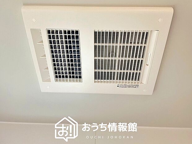 【浴室暖房換気乾燥機】サイドブロー機能で、乾燥効率アップです。
サイドに吹き出しを搭載することにより浴室内を端まで循環する気流ができ、さらに省エネ性能がアップします。