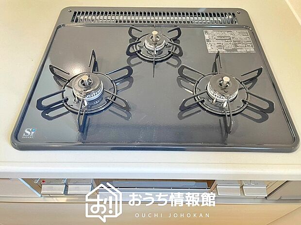 【ビルトインコンロ】フラットな構造で清掃性が高く、過熱防止センサー付３口タイプで日頃の家事も快適です。