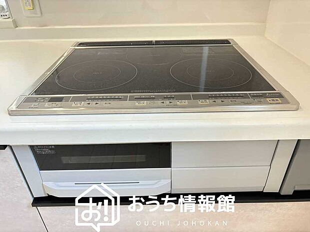 【ビルトインコンロ】フラットな構造で清掃性が高く、過熱防止センサー付3口タイプで日頃の家事も快適です。