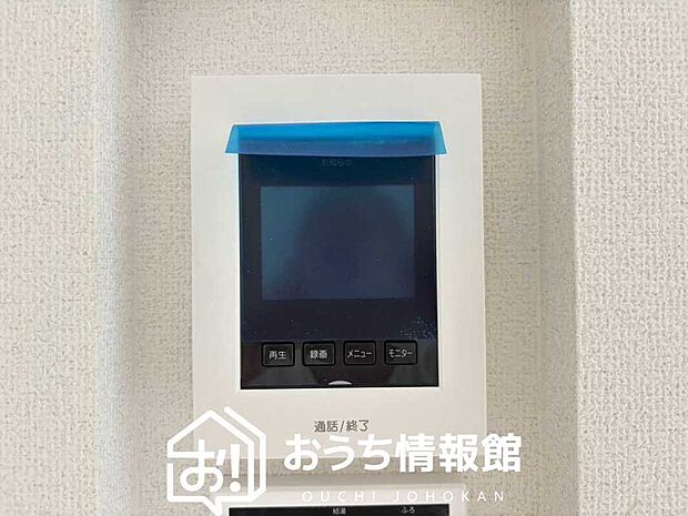 【TVモニター付インターホン】手放し通話ができ、送話表示灯で送話・受話状態が確認できます。
映像と音声で玄関先の様子をチェックできるモニター機能や、夜間の訪問者の顔も確認できるLEDライトを装備しています。