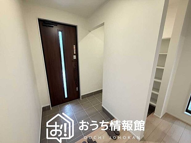 【現地写真(玄関)】玄関には、大型のシューズ収納を設置しています。