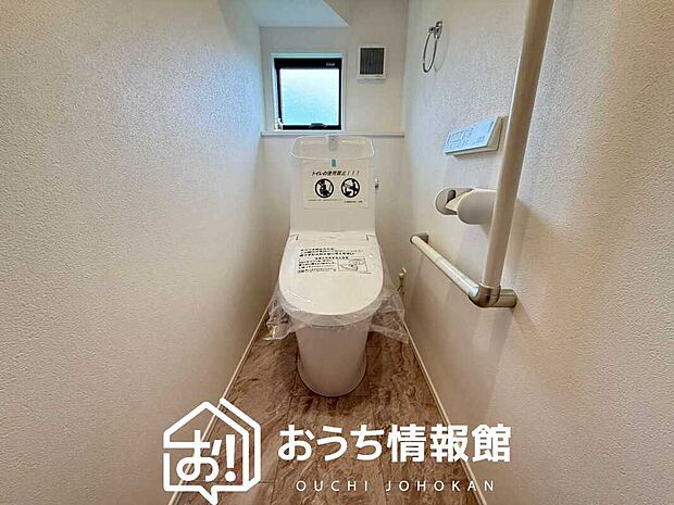 【トイレ】汚れてもサッとひと拭きでお手入れ簡単、エコ仕様の温水洗浄便座付きのトイレです。
バリアフリーにも配慮しています。