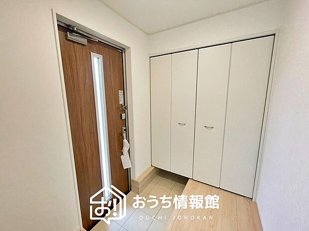 【現地写真（玄関）】玄関には、大型のシューズ収納を設置しています。