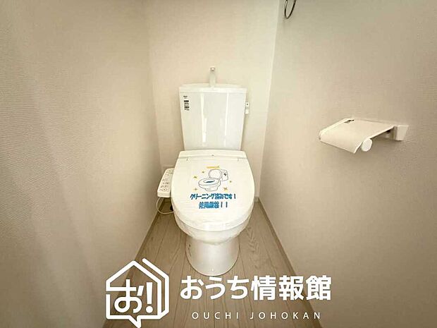 【トイレ】汚れてもサッとひと拭きでお手入れ簡単、エコ仕様の温水洗浄便座付きのトイレです。
バリアフリーにも配慮しています。
