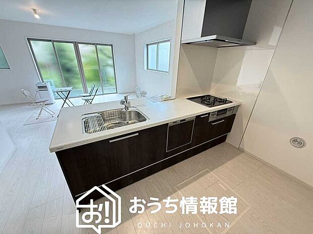 【現地写真(キッチン)】収納たっぷりのシステムキッチン、浄水器付水栓を標準装備しています。