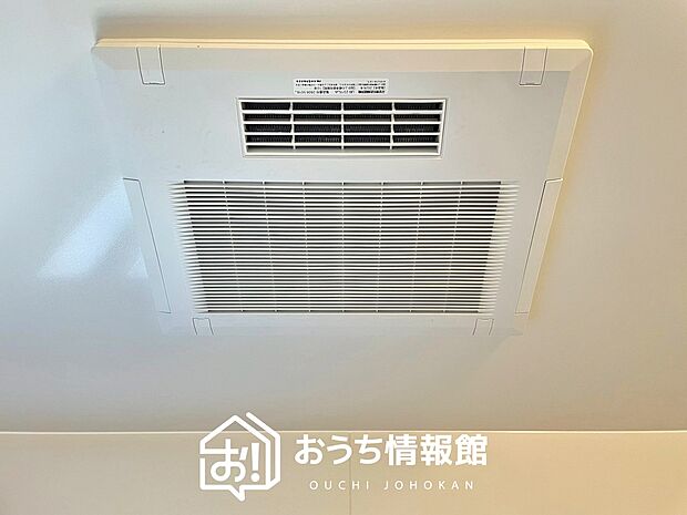 【電気式浴室暖房換気乾燥機】寒い冬場はあたたかく、暑い夏場は扇風機のような心地よさです。
雨の日は、浴室が衣類乾燥スペースになります。