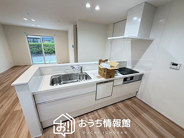 【現地写真(キッチン)】収納たっぷりのシステムキッチン、浄水器付水栓を標準装備しています。