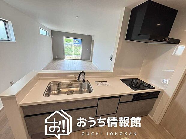 【現地写真(キッチン)】収納たっぷりのシステムキッチン、浄水器付水栓を標準装備しています。