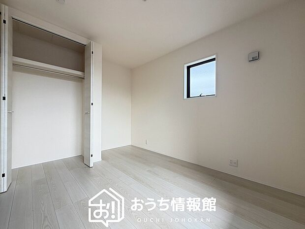 【現地写真（洋室）】木目の美しさを際立たせるシンプルデザインの建具を使用しています。