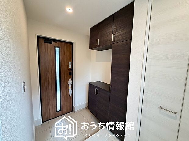 【現地写真（玄関）】玄関には、大型のシューズ収納を設置しています。