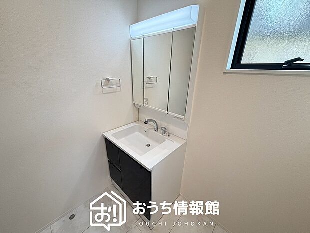 【洗面台・洗面所】鏡の両サイドは、必要なものを取出しやすく、大きな鏡面で朝の準備も快適。
使いやすいリフトアップ機能付きのシングルレバーシャワー水栓付です。