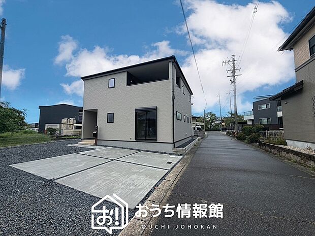 【現地写真（前道含む外観）】軽くて火災に強い屋根材を採用し、地震時の建物への負担や揺れを軽減しています。