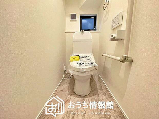 【トイレ】汚れてもサッとひと拭きでお手入れ簡単、エコ仕様の温水洗浄便座付きのトイレです。
バリアフリーにも配慮しています。