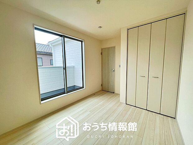 【現地写真(洋室)】木目の美しさを際立たせるシンプルデザインの建具を使用しています。