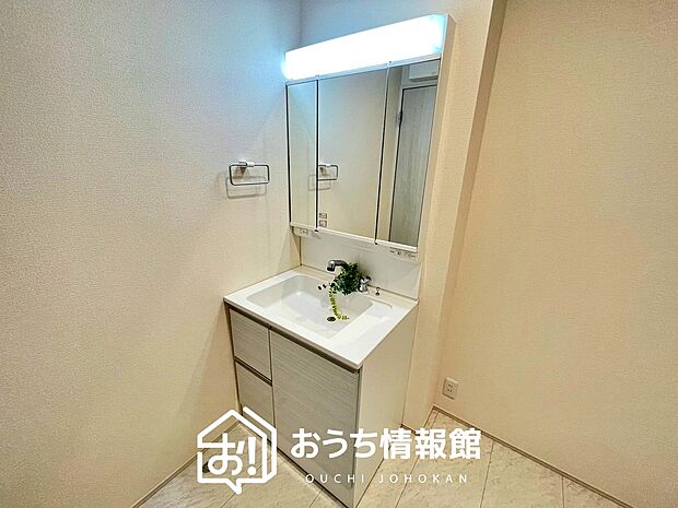 【洗面台・洗面所】鏡の両サイドは、必要なものを取出しやすく、大きな鏡面で朝の準備も快適。
使いやすいリフトアップ機能付きのシングルレバーシャワー水栓付です。