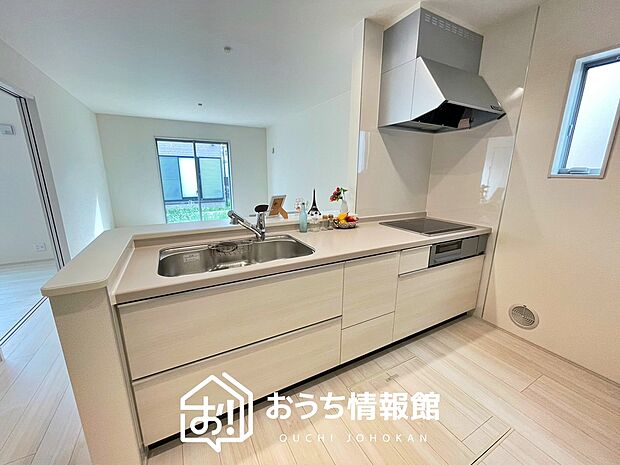 【現地写真(キッチン)】収納たっぷりのシステムキッチン、浄水器付水栓を標準装備しています。