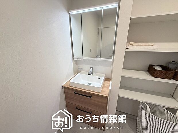 【洗面台・洗面所】鏡の両サイドは、必要なものを取出しやすく、大きな鏡面で朝の準備も快適。
使いやすいリフトアップ機能付きのシングルレバーシャワー水栓付です。
