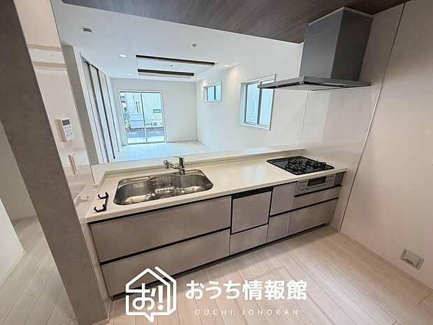 【現地写真(キッチン)】収納たっぷりのシステムキッチン、浄水器付水栓を標準装備しています。