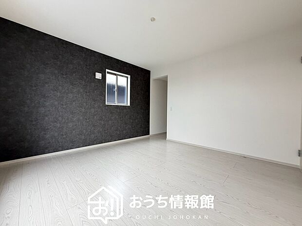 【現地写真(寝室)】木目の美しさを際立たせるシンプルデザインの建具を使用しています。