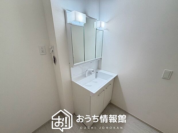 【洗面台・洗面所】鏡の両サイドは、必要なものを取出しやすく、大きな鏡面で朝の準備も快適。
使いやすいリフトアップ機能付きのシングルレバーシャワー水栓付です。