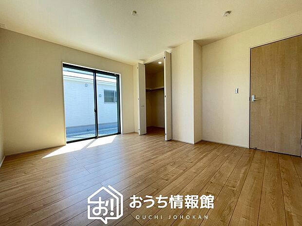 【現地写真(寝室)】木目の美しさを際立たせるシンプルデザインの建具を使用しています。